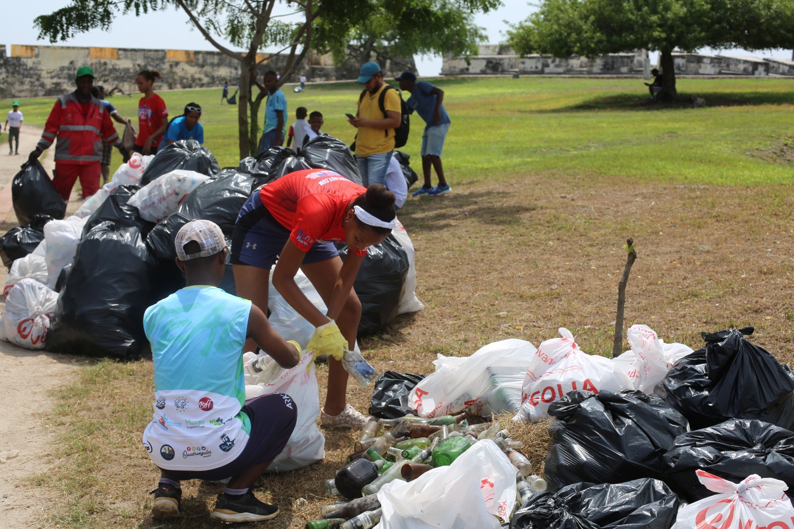 Jovenes y niños en jornada de limpieza