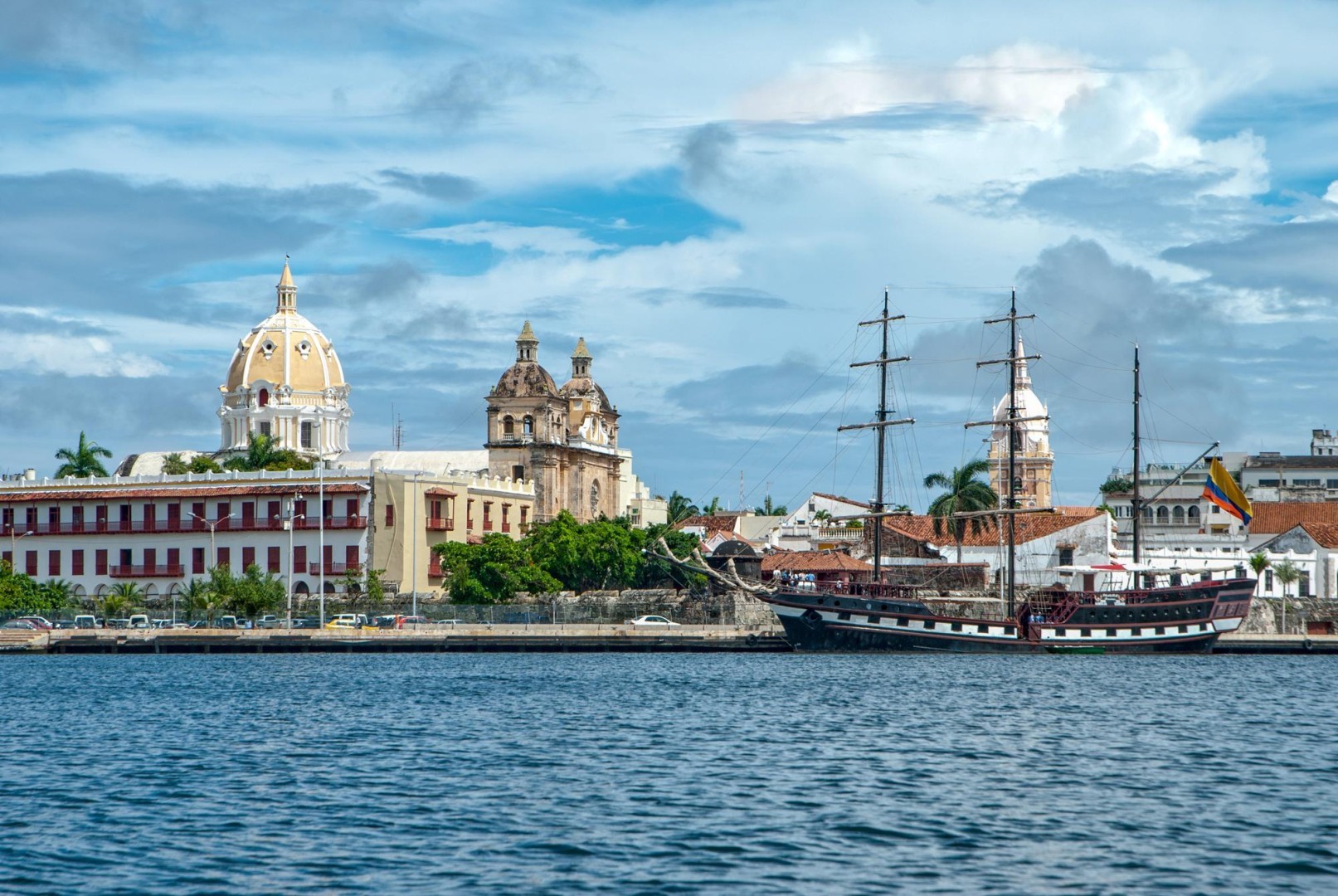 Bahía de Cartagena cúpulas San Pedro y Catedral al fondo