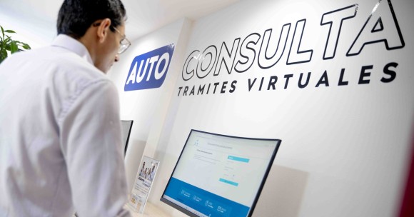 Colaborador realizando consultas trámites virtuales